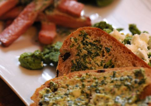 Bread with spinach and garlic butter