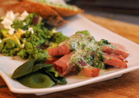 Ham with spinach cream sauce