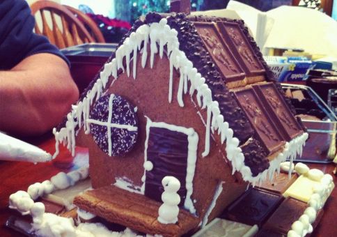 324) Make a gingerbread house