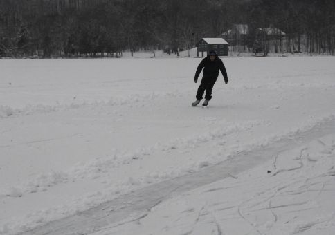 iceSkateOnALake_06