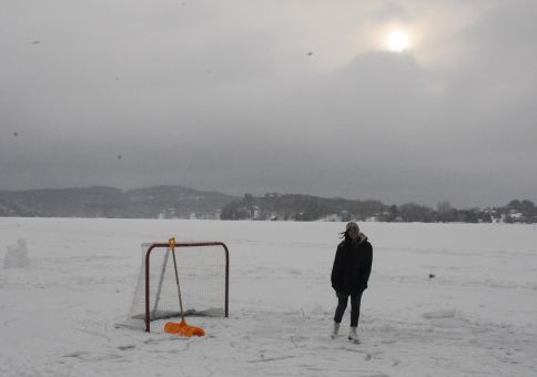 iceSkateOnALake_09